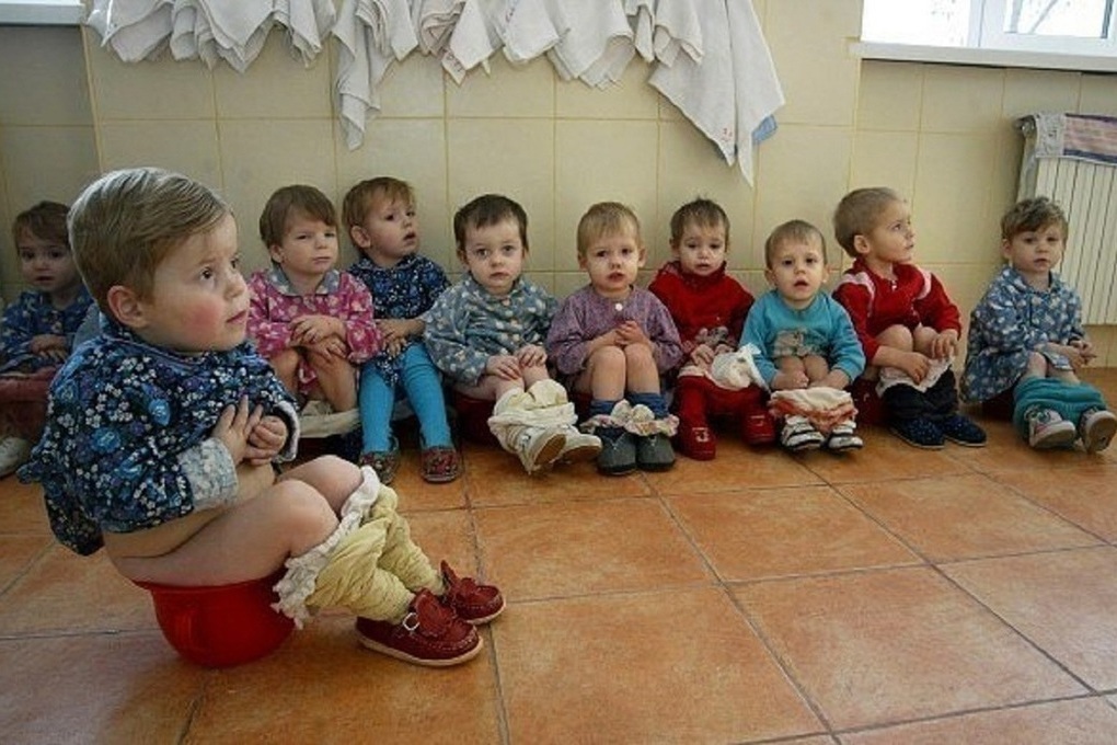 В группе детского сада было 13 мальчиков. "Советский детский сад №2 "берёзка". Дети в детском саду. Ребенок на горшке. Дети на горшках в детсаде.