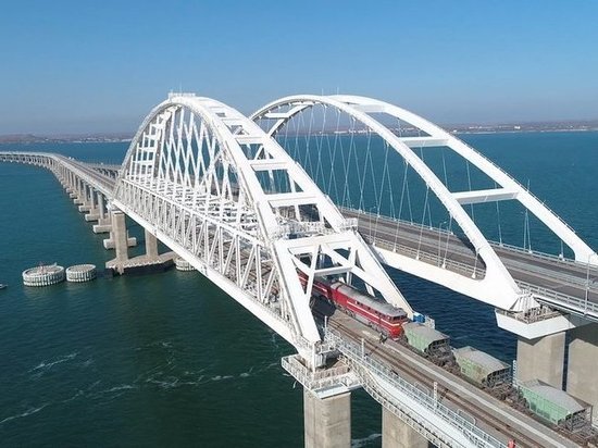 Прочность Крымского моста проверили тяжеловесными составами Прочность Крымского моста проверили тяжеловесными составами