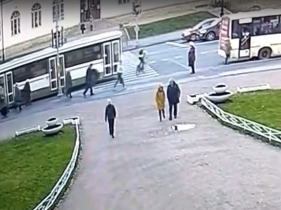 В Павловске автобус сбил на «зебре» блондинку на велосипеде