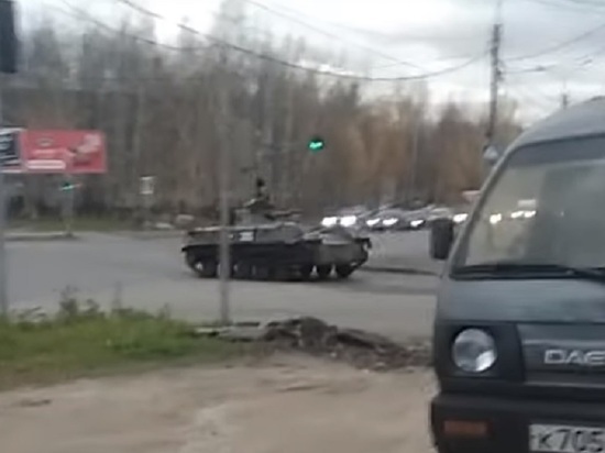 Занесло на повороте: в Костроме танк протаранил иномарку
