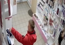Вечером 20 октября в одном из секс-шопов города мужчина взял с полки игрушку и положил ее к себе в карман