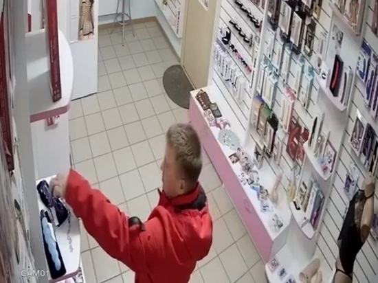 Мужчина украл фаллоимитатор из интим-магазина стоимостью в 5 тысяч рублей в Барнауле
