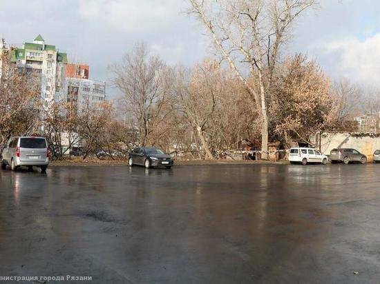 В центре Рязани сделали парковку на месте снесенного дома