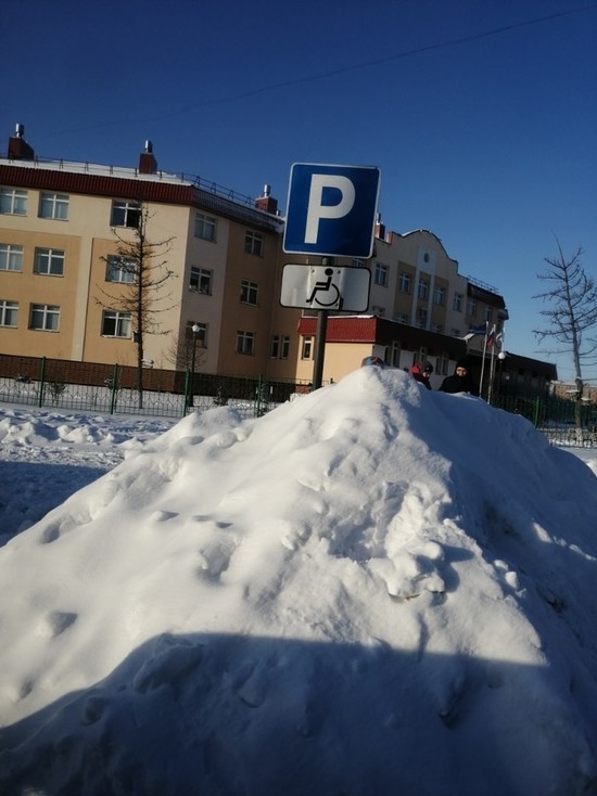 Парковку для инвалидов в Лабытнанги завалили снегом
