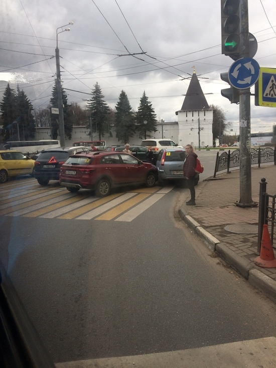 На Богоявленской площади Ярославля произошла крупная авария