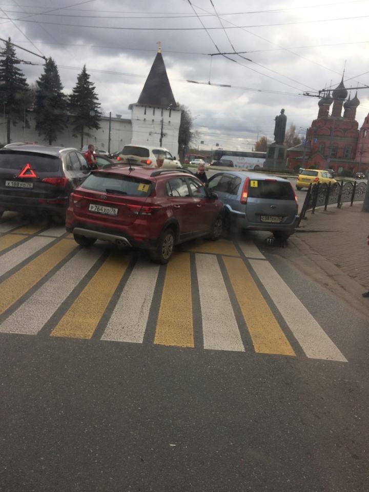 Происшествия ярославль сегодня. ДТП Ярославль Богоявленской площади. Богоявленская площадь Ярославль дьп прпаиоп.