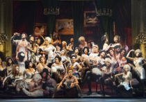 В «Геликоне» стартовал премьерный блок «Травиаты» Верди — одного из главных оперных хитов, с давних пор делающих кассу в музыкальных театрах всего мира
