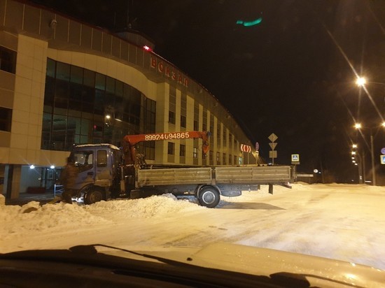 В Лабытнанги грузовик протаранил ограждение вокзала