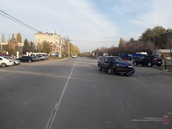 Две девочки пострадали в столкновении ВАЗа и иномарки в Волгограде