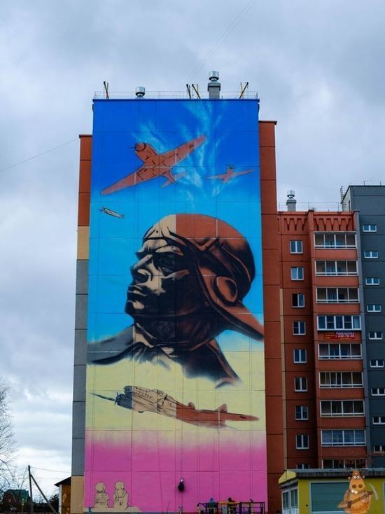 Огромное героическое граффити появилось на многоэтажке в Копейске