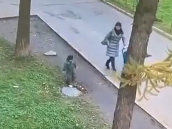 В Петербурге женщина сорвала чугунную крышку, чтобы вытащить упавшего в люк сына