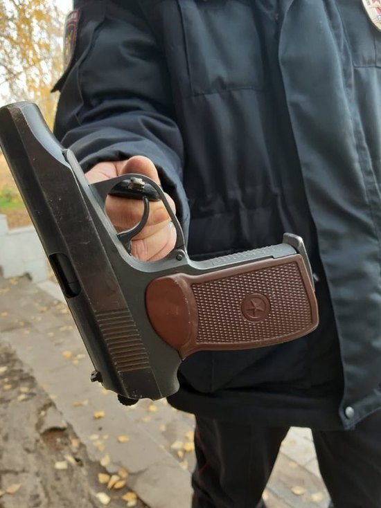 Нетрезвый дебошир с пистолетом был задержан на почте в Челнах