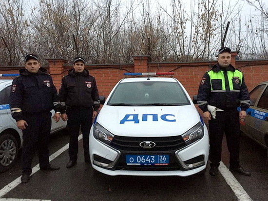 В Воронеже полицейские нагнали троллейбус и вернули бабушке пенсию