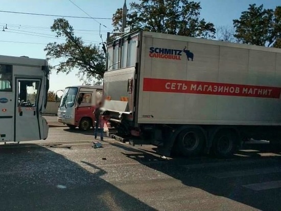 Пассажирский автобус, легковушка и фура столкнулись в Краснодаре