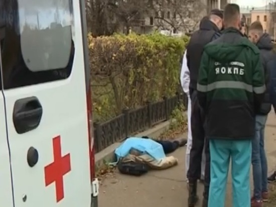 Шел и умер: в центре Ярославля прямо на ходу умер мужчина