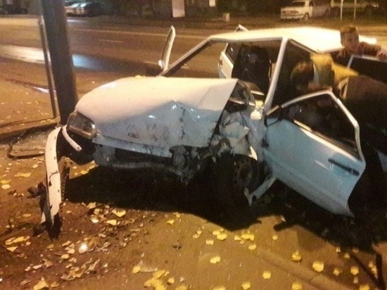 В центре Ростова водитель «ВАЗа» погиб, врезавшись в дерево