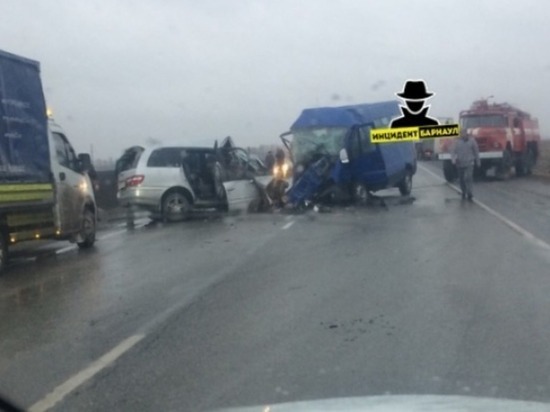 Жуткое ДТП: восемь человек погибли в аварии с микроавтобусом на Алтае