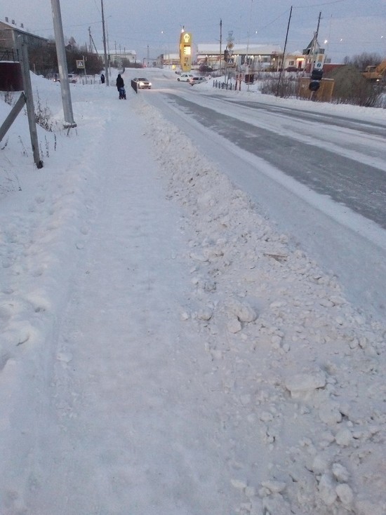 Пешеходы из Салехарда пожаловались на нечищеные тротуары