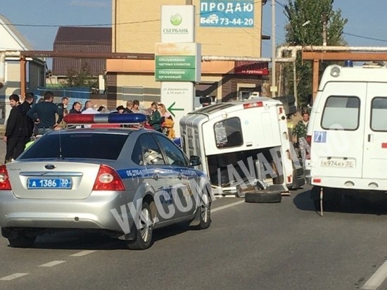 В Астрахани перевернулась маршрутка с пассажирами
