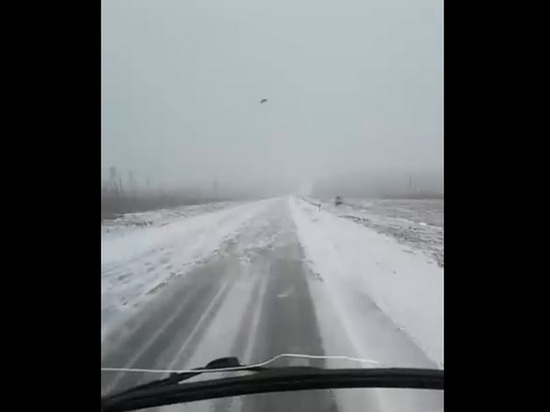 Водители предупреждают друг друга о заснеженных дорогах в Забайкалье