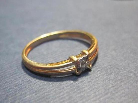 Калужанка украла кольцо у юной девушки