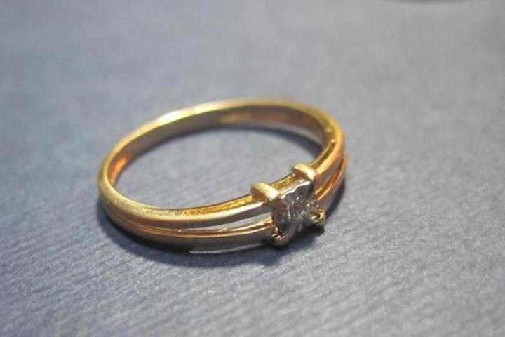 Золотые кольца украли. Украл золотое кольцо. Украли золотое колечко. Кольцо una Vita. Раскрыли кражу золотого кольца мужского.