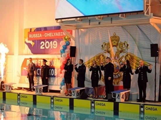 На чемпионате МВД спортсмены плавали в бассейне в служебной форме