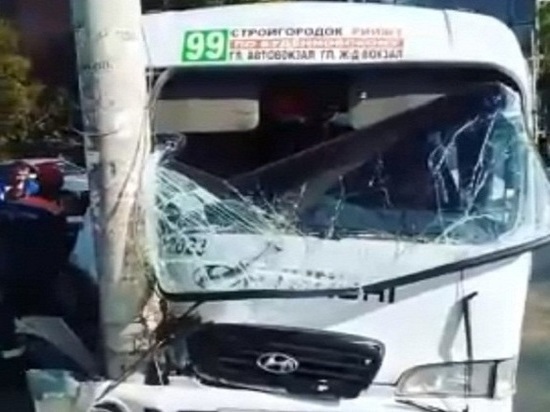 Водитель маршрутки пострадал в столкновении с автомобилем «скорой» в Ростове