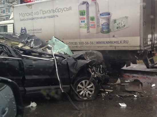 Жуткая авария в Ярославле, «Фольксваген» врезался в стоящий на обочине грузовик