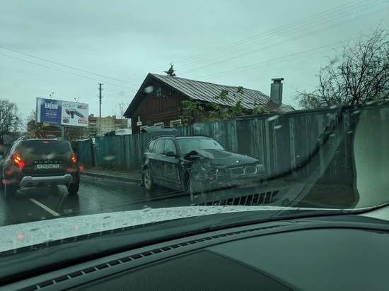 В Костроме «БМВ Х5» в ДТП пострадала сильнее, чем китайский автомобиль