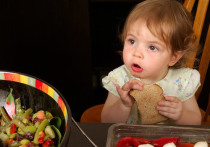 Дети с хорошим аппетитом вызывают умиление у взрослых, тогда как ребенка, который больше ковыряет вилкой в тарелке, чем ест, любая мама считает своим долгом попытаться накормить