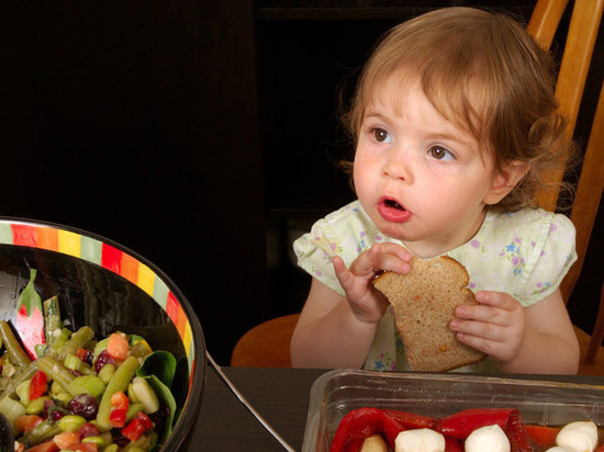 Кормление ребенка: когда необходимо вводить твёрдую пищу в рацион питания