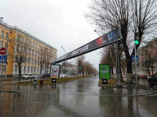 Ветер обрушил рекламный щит в центре Барнаула