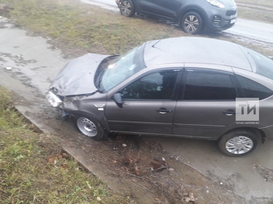 В Мензелинском районе автомобиль врезался в бетонный водоотвод