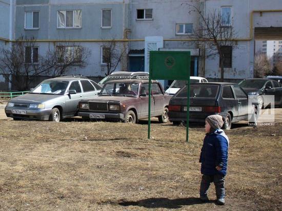 За год во дворах Казани появились 5 тысяч новых парковочных мест