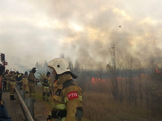 В районе Аксайского моста разгорелся масштабный ландшафтный пожар