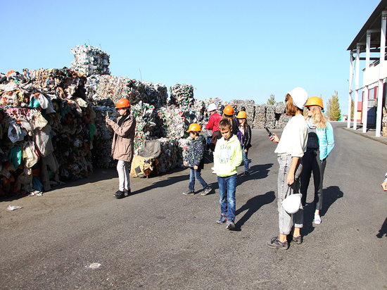 Астраханским волонтерам показали процесс сортировки отходов