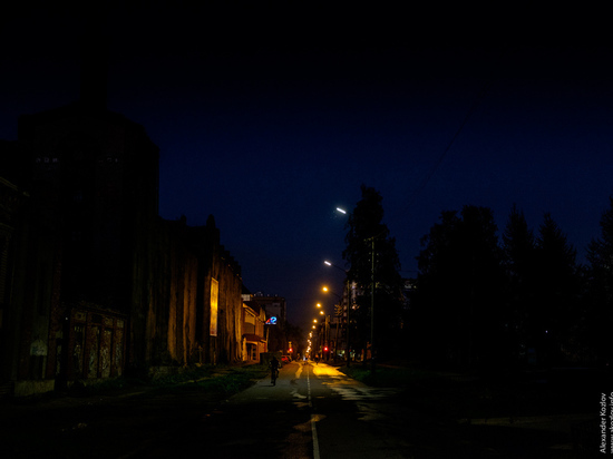 На Поморской за три месяца вкопали 15 фонарных столбов, город продолжает тонуть во тьме