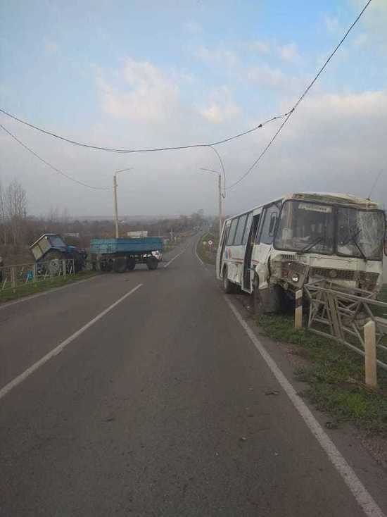 В Тамбовской области ПАЗ столкнулся с трактором и снес пешеходное ограждение