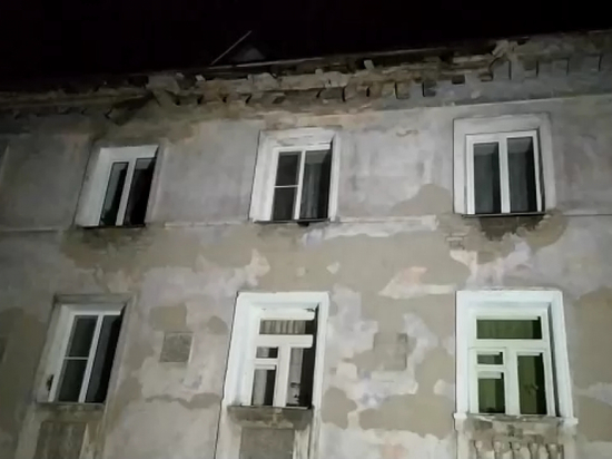 Кусок кровли отвалился с крыши дома в Барнауле