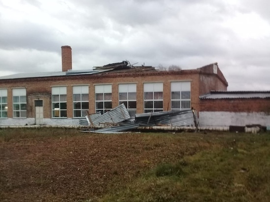 В Белове ураган сорвал крышу со школы