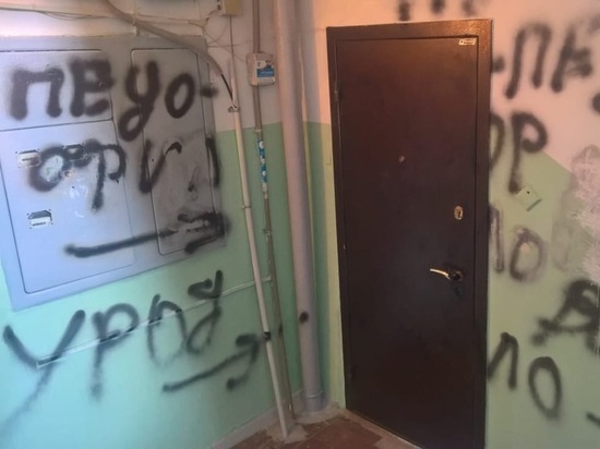 Коллекторы в Муравленко исписали стены подъезда оскорблениями