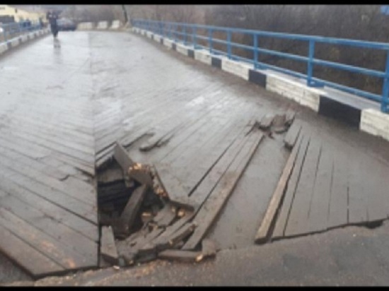 В Канске разрушился деревянный мост – автобусам запретили проезд