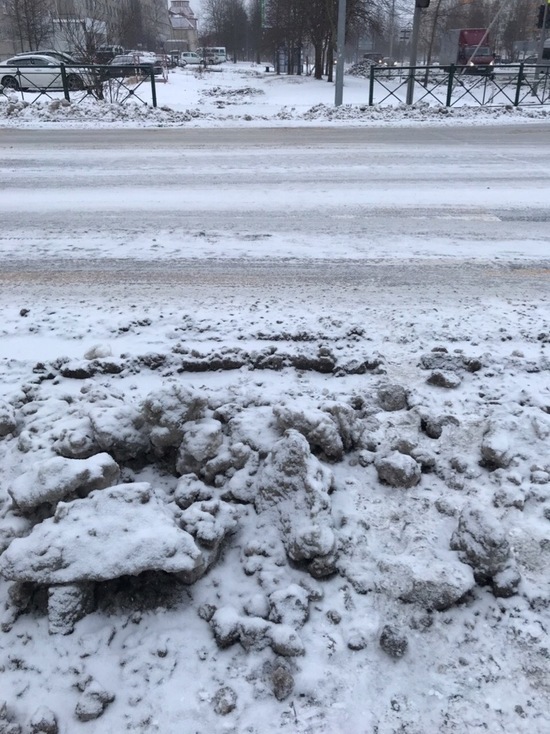 Пешеходный переход в Ноябрьске завалили снегом с дороги