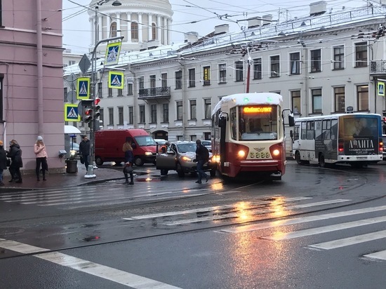 В первый снежный день в Петербурге произошла 431 авария