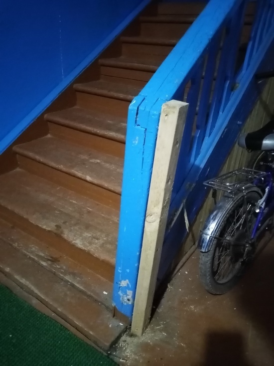 Шатающиеся перила лестницы в Салехарде  «отремонтировали» палкой