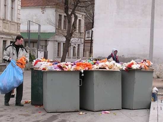 Многие крымчане получили платежки с перерасчетом суммы платежа за вывоз твердых коммунальных отходов.