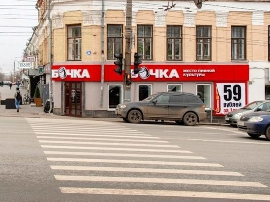 Владелец кафе в Кирове может поплатиться крупным штрафом за яркую вывеску