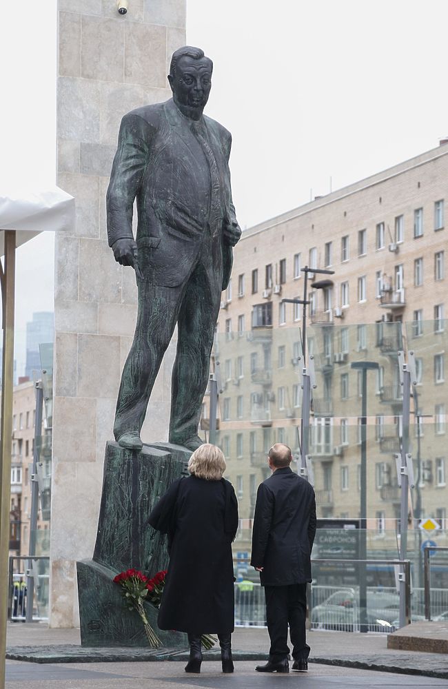 Путин, Лавров, Собянин на открытии памятника Примакову напротив МИДа