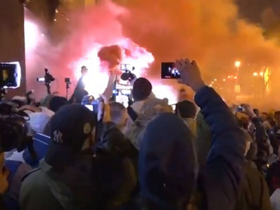 Националисты проводят в Киеве митинг против разведения сил в Донбассе
